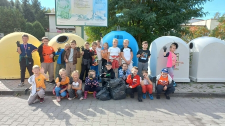 FOTORELACJA ZE SPRZĄTANIA ŚWIATA W KLASIE 2